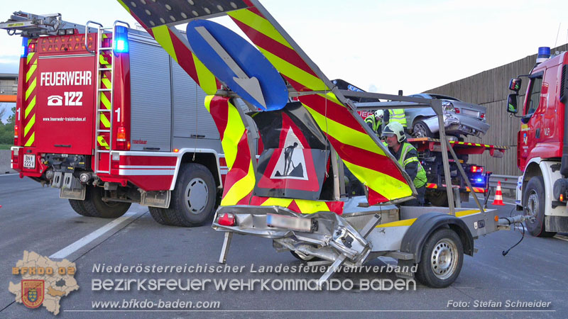 20240421 Pkw prallt auf der A2 gegen Betonleitwand und Absicherungsanhänger Foto: Stefan Schneider BFKDO BADEN 20240421 Pkw prallt auf der A2 gegen Betonleitwand und Absicherungsanhänger Foto: Stefan Schneider BFKDO BADEN