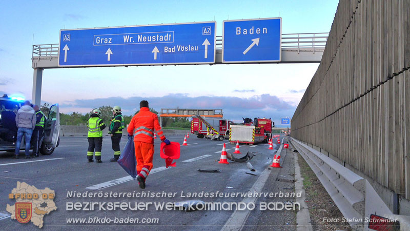 20240421 Pkw prallt auf der A2 gegen Betonleitwand und Absicherungsanhänger Foto: Stefan Schneider BFKDO BADEN 20240421 Pkw prallt auf der A2 gegen Betonleitwand und Absicherungsanhänger Foto: Stefan Schneider BFKDO BADEN