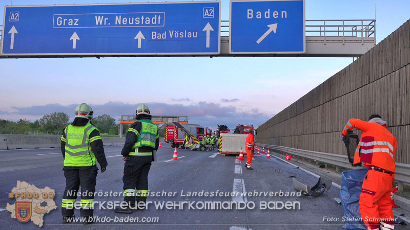 20240421 Pkw prallt auf der A2 gegen Betonleitwand und Absicherungsanhänger Foto: Stefan Schneider BFKDO BADEN 20240421 Pkw prallt auf der A2 gegen Betonleitwand und Absicherungsanhänger Foto: Stefan Schneider BFKDO BADEN