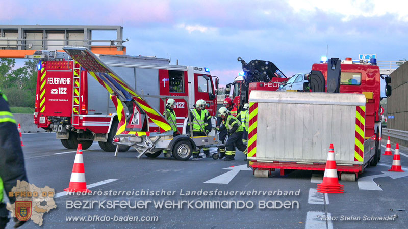 20240421 Pkw prallt auf der A2 gegen Betonleitwand und Absicherungsanhänger Foto: Stefan Schneider BFKDO BADEN 20240421 Pkw prallt auf der A2 gegen Betonleitwand und Absicherungsanhänger Foto: Stefan Schneider BFKDO BADEN