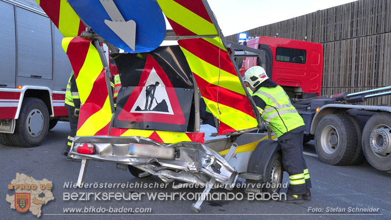 20240421 Pkw prallt auf der A2 gegen Betonleitwand und Absicherungsanhänger Foto: Stefan Schneider BFKDO BADEN 20240421 Pkw prallt auf der A2 gegen Betonleitwand und Absicherungsanhänger Foto: Stefan Schneider BFKDO BADEN