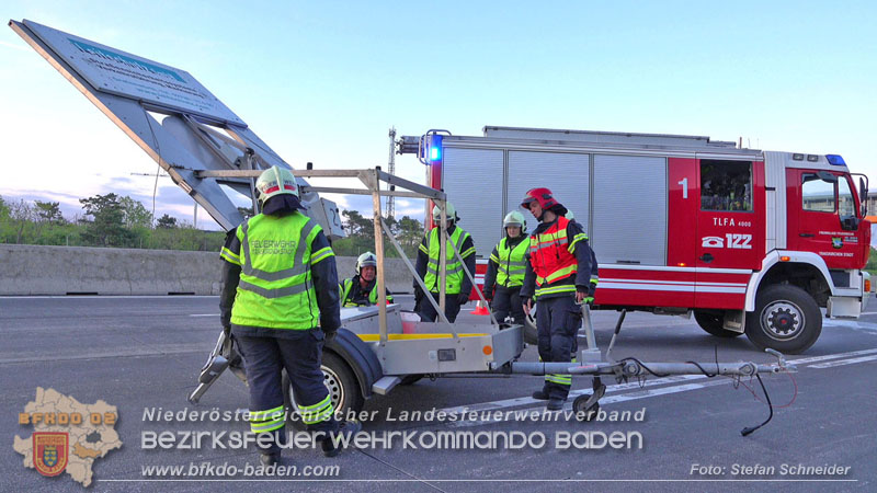 20240421 Pkw prallt auf der A2 gegen Betonleitwand und Absicherungsanhänger Foto: Stefan Schneider BFKDO BADEN 20240421 Pkw prallt auf der A2 gegen Betonleitwand und Absicherungsanhänger Foto: Stefan Schneider BFKDO BADEN