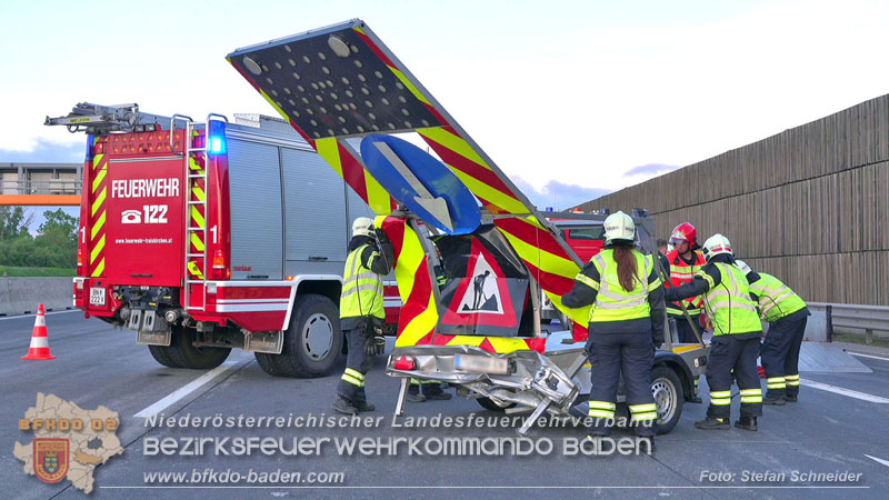 20240421 Pkw prallt auf der A2 gegen Betonleitwand und Absicherungsanhänger Foto: Stefan Schneider BFKDO BADEN 20240421 Pkw prallt auf der A2 gegen Betonleitwand und Absicherungsanhänger Foto: Stefan Schneider BFKDO BADEN
