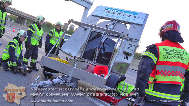 20240421 Pkw prallt auf der A2 gegen Betonleitwand und Absicherungsanhänger Foto: Stefan Schneider BFKDO BADEN 20240421 Pkw prallt auf der A2 gegen Betonleitwand und Absicherungsanhänger Foto: Stefan Schneider BFKDO BADEN