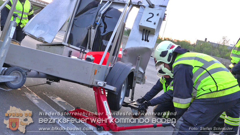 20240421 Pkw prallt auf der A2 gegen Betonleitwand und Absicherungsanhänger Foto: Stefan Schneider BFKDO BADEN 20240421 Pkw prallt auf der A2 gegen Betonleitwand und Absicherungsanhänger Foto: Stefan Schneider BFKDO BADEN