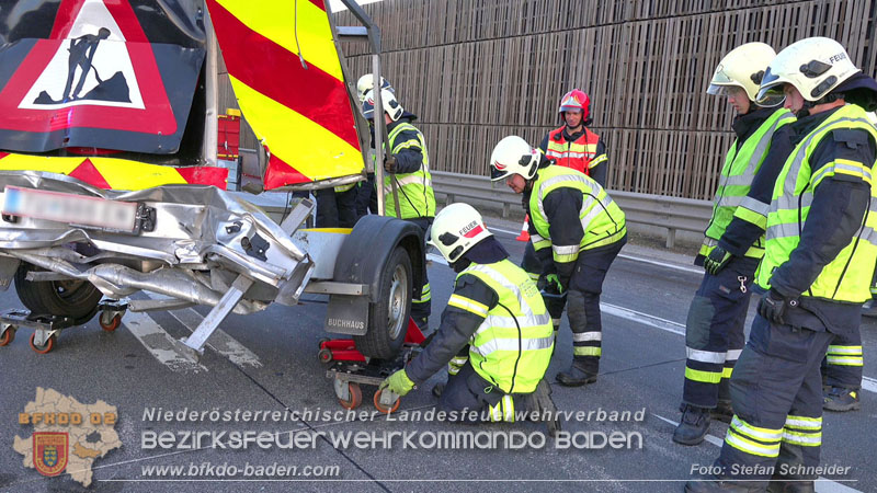20240421 Pkw prallt auf der A2 gegen Betonleitwand und Absicherungsanhänger Foto: Stefan Schneider BFKDO BADEN 20240421 Pkw prallt auf der A2 gegen Betonleitwand und Absicherungsanhänger Foto: Stefan Schneider BFKDO BADEN