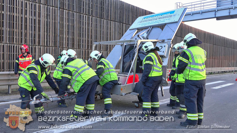 20240421 Pkw prallt auf der A2 gegen Betonleitwand und Absicherungsanhänger Foto: Stefan Schneider BFKDO BADEN 20240421 Pkw prallt auf der A2 gegen Betonleitwand und Absicherungsanhänger Foto: Stefan Schneider BFKDO BADEN