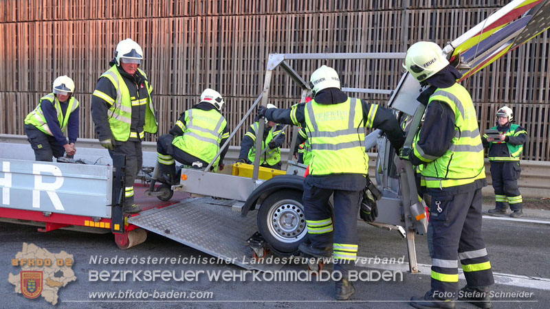 20240421 Pkw prallt auf der A2 gegen Betonleitwand und Absicherungsanhänger Foto: Stefan Schneider BFKDO BADEN 20240421 Pkw prallt auf der A2 gegen Betonleitwand und Absicherungsanhänger Foto: Stefan Schneider BFKDO BADEN