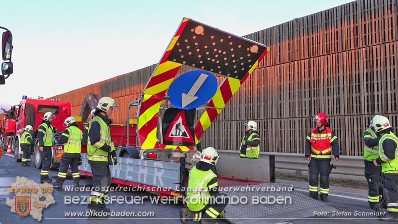 20240421 Pkw prallt auf der A2 gegen Betonleitwand und Absicherungsanhänger Foto: Stefan Schneider BFKDO BADEN 20240421 Pkw prallt auf der A2 gegen Betonleitwand und Absicherungsanhänger Foto: Stefan Schneider BFKDO BADEN