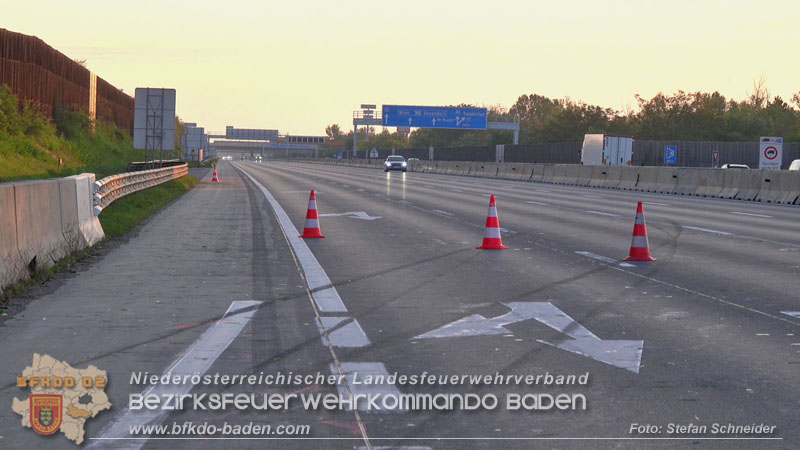 20240421 Pkw prallt auf der A2 gegen Betonleitwand und Absicherungsanhänger Foto: Stefan Schneider BFKDO BADEN 20240421 Pkw prallt auf der A2 gegen Betonleitwand und Absicherungsanhänger Foto: Stefan Schneider BFKDO BADEN