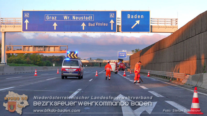 20240421 Pkw prallt auf der A2 gegen Betonleitwand und Absicherungsanhänger   Foto: Stefan Schneider BFKDO BADEN