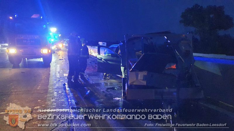 20240424_Erneut prallt ein Pkw auf A2 in ein Baustellenfahrzeug Foto: Stefan Wagner / Freiwillige Feierwehr Baden-Leesdorf 20240424_Erneut prallt ein Pkw auf A2 in ein Baustellenfahrzeug Foto: Stefan Wagner / Freiwillige Feierwehr Baden-Leesdorf