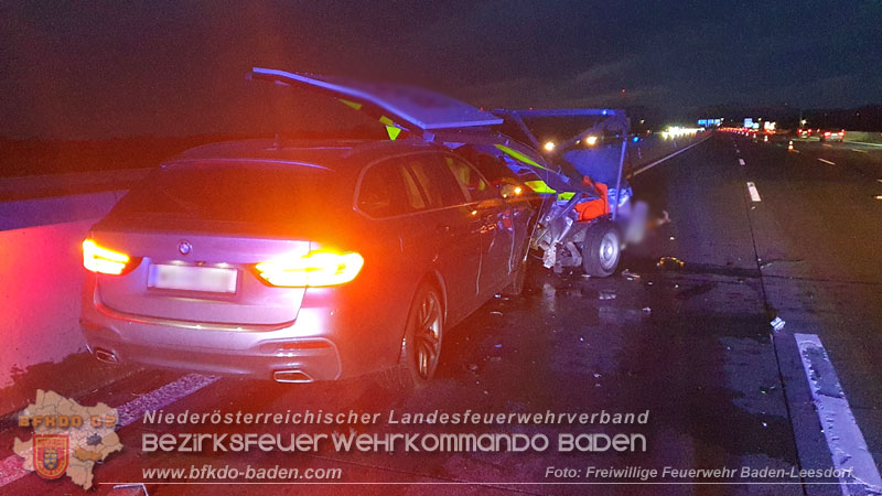 20240424_Erneut prallt ein Pkw auf A2 in ein Baustellenfahrzeug Foto: Stefan Wagner / Freiwillige Feierwehr Baden-Leesdorf 20240424_Erneut prallt ein Pkw auf A2 in ein Baustellenfahrzeug Foto: Stefan Wagner / Freiwillige Feierwehr Baden-Leesdorf