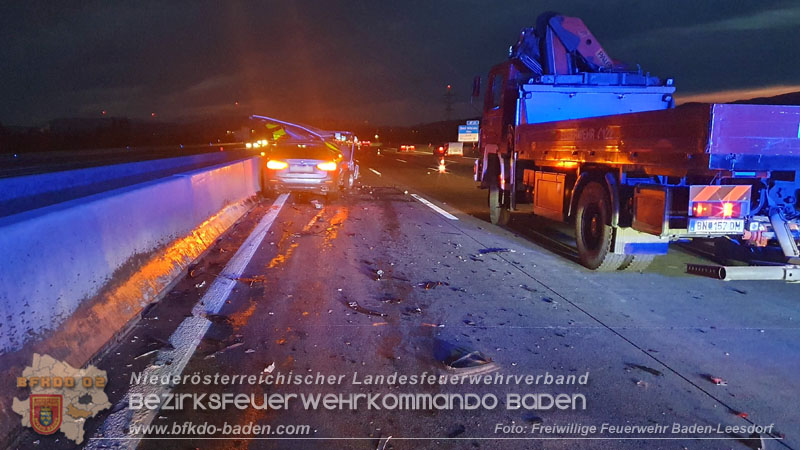 20240424_Erneut prallt ein Pkw auf A2 in ein Baustellenfahrzeug Foto: Stefan Wagner / Freiwillige Feierwehr Baden-Leesdorf 20240424_Erneut prallt ein Pkw auf A2 in ein Baustellenfahrzeug Foto: Stefan Wagner / Freiwillige Feierwehr Baden-Leesdorf