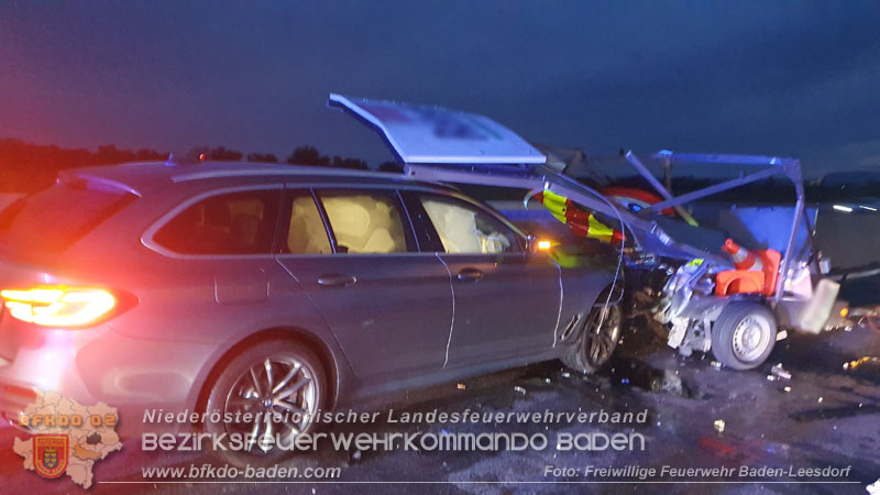 20240424_Erneut prallt ein Pkw auf A2 in ein Baustellenfahrzeug Foto: Stefan Wagner / Freiwillige Feierwehr Baden-Leesdorf 20240424_Erneut prallt ein Pkw auf A2 in ein Baustellenfahrzeug Foto: Stefan Wagner / Freiwillige Feierwehr Baden-Leesdorf