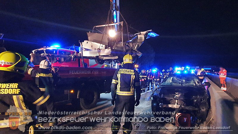 20240424_Erneut prallt ein Pkw auf A2 in ein Baustellenfahrzeug Foto: Stefan Wagner / Freiwillige Feierwehr Baden-Leesdorf 20240424_Erneut prallt ein Pkw auf A2 in ein Baustellenfahrzeug Foto: Stefan Wagner / Freiwillige Feierwehr Baden-Leesdorf