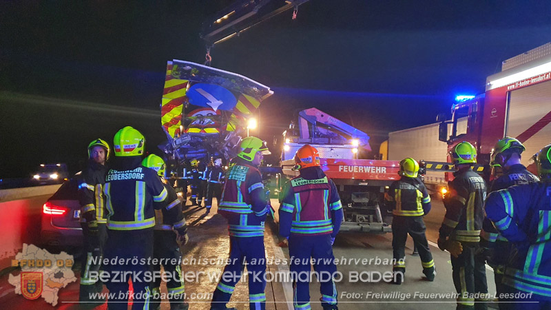 20240424_Erneut prallt ein Pkw auf A2 in ein Baustellenfahrzeug Foto: Stefan Wagner / Freiwillige Feierwehr Baden-Leesdorf 20240424_Erneut prallt ein Pkw auf A2 in ein Baustellenfahrzeug Foto: Stefan Wagner / Freiwillige Feierwehr Baden-Leesdorf