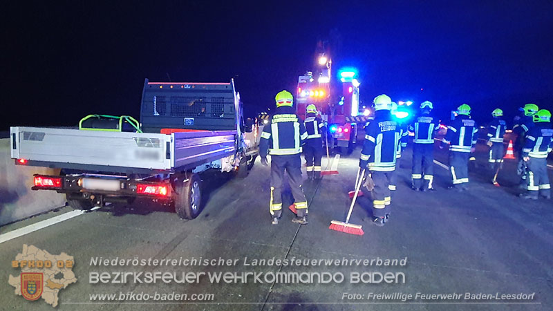 20240424_Erneut prallt ein Pkw auf A2 in ein Baustellenfahrzeug Foto: Stefan Wagner / Freiwillige Feierwehr Baden-Leesdorf 20240424_Erneut prallt ein Pkw auf A2 in ein Baustellenfahrzeug Foto: Stefan Wagner / Freiwillige Feierwehr Baden-Leesdorf