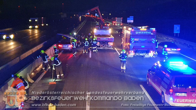 20240424_Erneut prallt ein Pkw auf A2 in ein Baustellenfahrzeug Foto: Stefan Wagner / Freiwillige Feierwehr Baden-Leesdorf 20240424_Erneut prallt ein Pkw auf A2 in ein Baustellenfahrzeug Foto: Stefan Wagner / Freiwillige Feierwehr Baden-Leesdorf