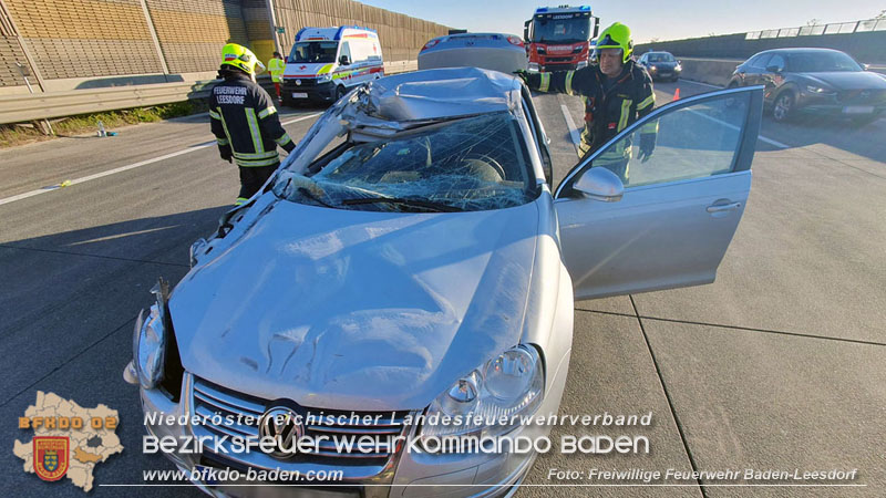 20240426_Pkw prallt auf der A2 gegen LKW Foto: Stefan Wagner / Freiwillige Feuerwehr Baden-Leesdorf 20240426_Pkw prallt auf der A2 gegen LKW Foto: Stefan Wagner / Freiwillige Feuerwehr Baden-Leesdorf