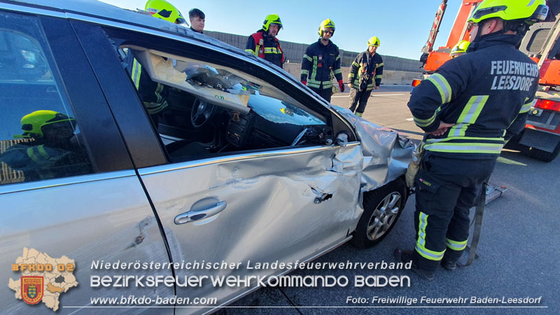 20240426_Pkw prallt auf der A2 gegen LKW Foto: Stefan Wagner / Freiwillige Feuerwehr Baden-Leesdorf 20240426_Pkw prallt auf der A2 gegen LKW Foto: Stefan Wagner / Freiwillige Feuerwehr Baden-Leesdorf