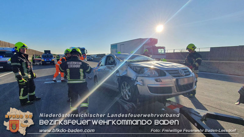 20240426_Pkw prallt auf der A2 gegen LKW  Foto: Stefan Wagner / Freiwillige Feuerwehr Baden-Leesdorf