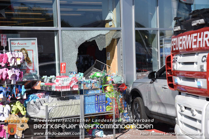 20240426_Pkw prallt in eine Geschäftsauslage in Ebreichsdorf  Foto: Thomas Lenger Monatsrevue.at