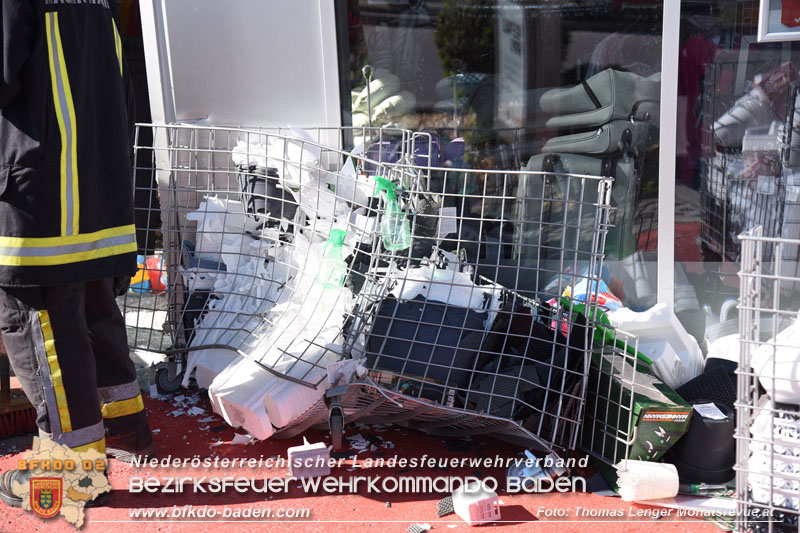 20240426_Pkw prallt in eine Geschäftsauslage in Ebreichsdorf  Foto: Thomas Lenger Monatsrevue.at
