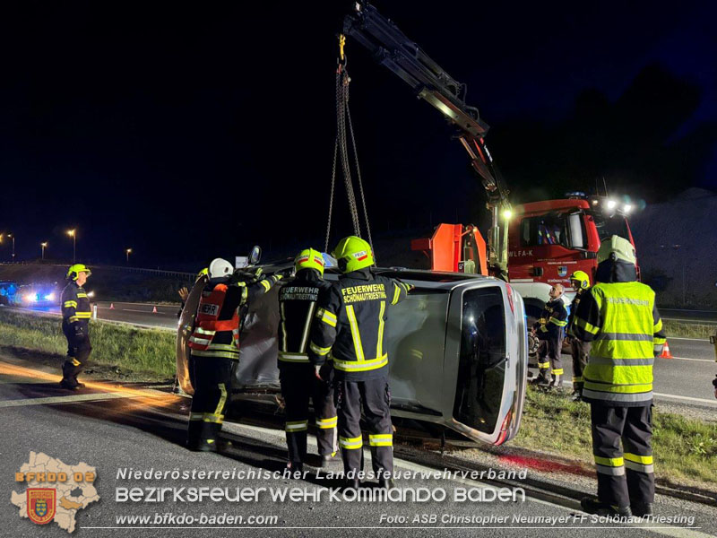20240426 Fahrzeugüberschlag auf der LB17  Foto: ASB Christopher Neumayer FF Schnönau/Triesting