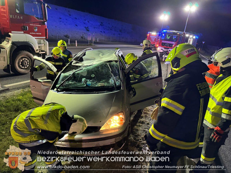 20240426 Fahrzeugüberschlag auf der LB17  Foto: ASB Christopher Neumayer FF Schnönau/Triesting