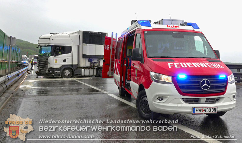 20240503_Alarmierte Menschenrettung nach LKW-Unfall auf A21 zwischen Mayerling und Heiligenkreuz Foto: Stefan Schneider BFKDO BADEN 20240503_Alarmierte Menschenrettung nach LKW-Unfall auf A21 zwischen Mayerling und Heiligenkreuz Foto: Stefan Schneider BFKDO BADEN