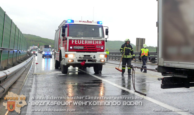 20240503_Alarmierte Menschenrettung nach LKW-Unfall auf A21 zwischen Mayerling und Heiligenkreuz Foto: Stefan Schneider BFKDO BADEN 20240503_Alarmierte Menschenrettung nach LKW-Unfall auf A21 zwischen Mayerling und Heiligenkreuz Foto: Stefan Schneider BFKDO BADEN