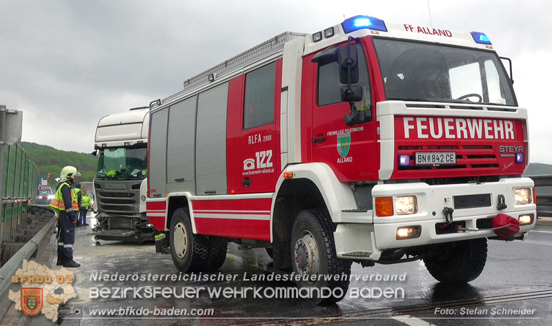 20240503_Alarmierte Menschenrettung nach LKW-Unfall auf A21 zwischen Mayerling und Heiligenkreuz Foto: Stefan Schneider BFKDO BADEN 20240503_Alarmierte Menschenrettung nach LKW-Unfall auf A21 zwischen Mayerling und Heiligenkreuz Foto: Stefan Schneider BFKDO BADEN