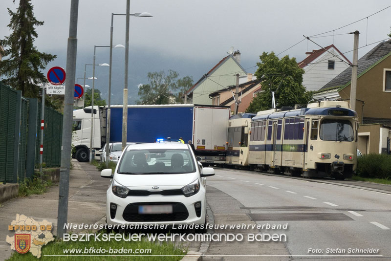 20240521_Hoppala beim Abbiegen - Sattelzug touchiert Badener Bahn Foto: Stefan Schneider 20240521_Hoppala beim Abbiegen - Sattelzug touchiert Badener Bahn Foto: Stefan Schneider
