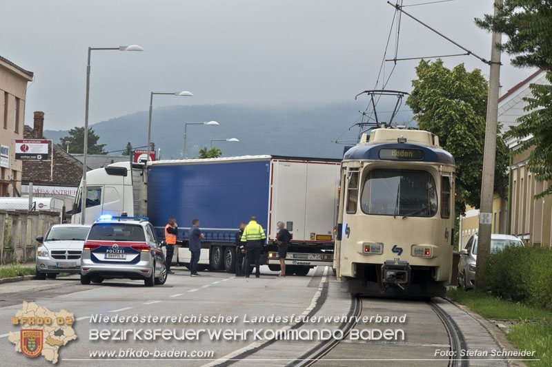 20240521_Hoppala beim Abbiegen - Sattelzug touchiert Badener Bahn Foto: Stefan Schneider 20240521_Hoppala beim Abbiegen - Sattelzug touchiert Badener Bahn Foto: Stefan Schneider