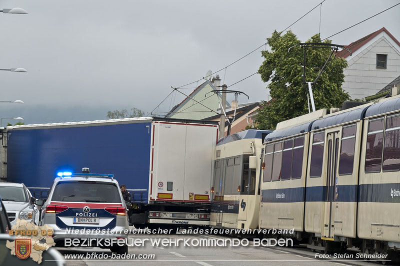 20240521_Hoppala beim Abbiegen - Sattelzug touchiert Badener Bahn Foto: Stefan Schneider 20240521_Hoppala beim Abbiegen - Sattelzug touchiert Badener Bahn Foto: Stefan Schneider
