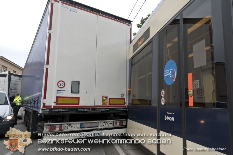 20240521_Hoppala beim Abbiegen - Sattelzug touchiert Badener Bahn Foto: Stefan Schneider 20240521_Hoppala beim Abbiegen - Sattelzug touchiert Badener Bahn Foto: Stefan Schneider