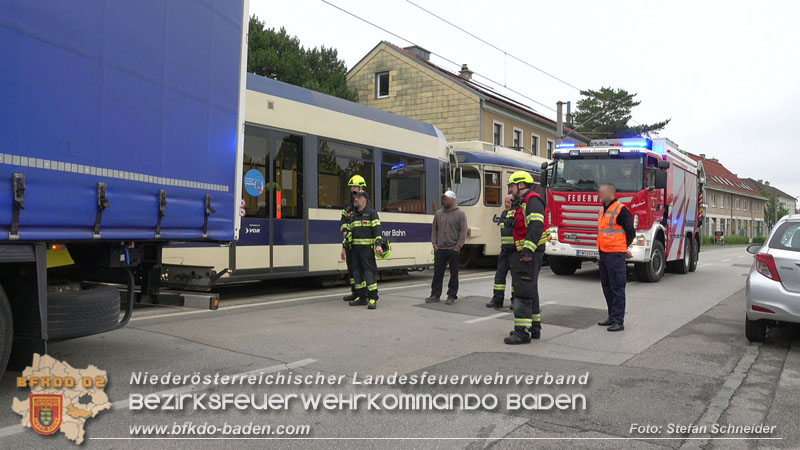 20240521_Hoppala beim Abbiegen - Sattelzug touchiert Badener Bahn Foto: Stefan Schneider 20240521_Hoppala beim Abbiegen - Sattelzug touchiert Badener Bahn Foto: Stefan Schneider