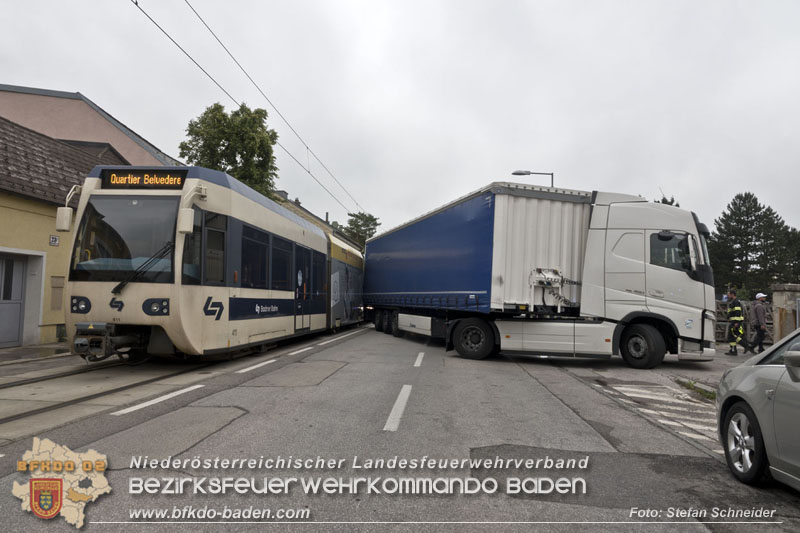 20240521_Hoppala beim Abbiegen - Sattelzug touchiert Badener Bahn Foto: Stefan Schneider 20240521_Hoppala beim Abbiegen - Sattelzug touchiert Badener Bahn Foto: Stefan Schneider