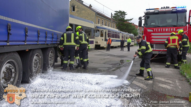 20240521_Hoppala beim Abbiegen - Sattelzug touchiert Badener Bahn Foto: Stefan Schneider 20240521_Hoppala beim Abbiegen - Sattelzug touchiert Badener Bahn Foto: Stefan Schneider