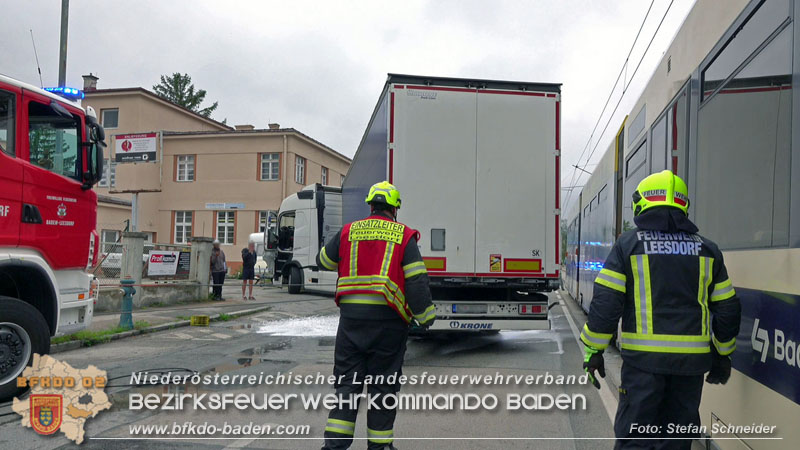 20240521_Hoppala beim Abbiegen - Sattelzug touchiert Badener Bahn Foto: Stefan Schneider 20240521_Hoppala beim Abbiegen - Sattelzug touchiert Badener Bahn Foto: Stefan Schneider