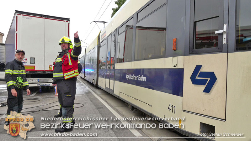 20240521_Hoppala beim Abbiegen - Sattelzug touchiert Badener Bahn Foto: Stefan Schneider 20240521_Hoppala beim Abbiegen - Sattelzug touchiert Badener Bahn Foto: Stefan Schneider