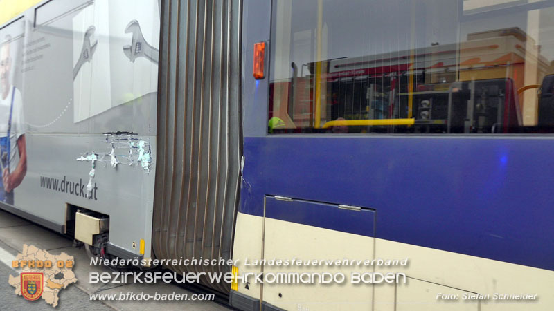 20240521_Hoppala beim Abbiegen - Sattelzug touchiert Badener Bahn Foto: Stefan Schneider 20240521_Hoppala beim Abbiegen - Sattelzug touchiert Badener Bahn Foto: Stefan Schneider