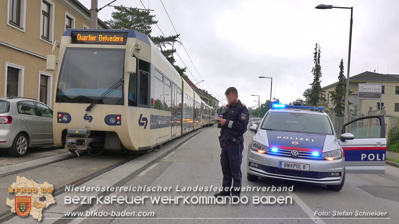 20240521_Hoppala beim Abbiegen - Sattelzug touchiert Badener Bahn Foto: Stefan Schneider 20240521_Hoppala beim Abbiegen - Sattelzug touchiert Badener Bahn Foto: Stefan Schneider