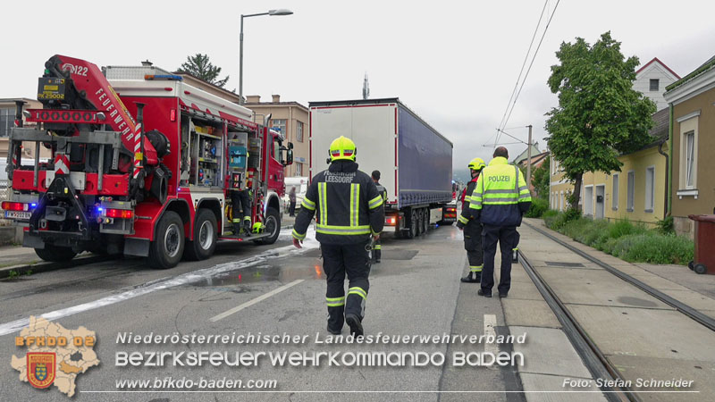 20240521_Hoppala beim Abbiegen - Sattelzug touchiert Badener Bahn Foto: Stefan Schneider 20240521_Hoppala beim Abbiegen - Sattelzug touchiert Badener Bahn Foto: Stefan Schneider