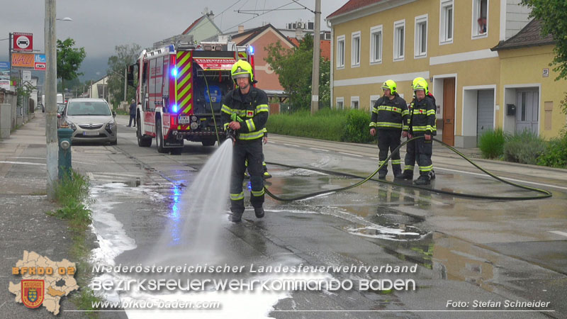 20240521_Hoppala beim Abbiegen - Sattelzug touchiert Badener Bahn   Foto: Stefan Schneider