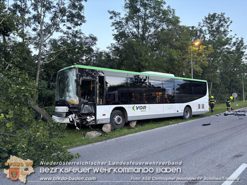20240605_Personenrettung nach Verkehrsunfall auf der B17 in Günselsdorf - Pkw gegen Omnibus  Foto: ASB Christopher Neumayer FF Schönau/Triesting