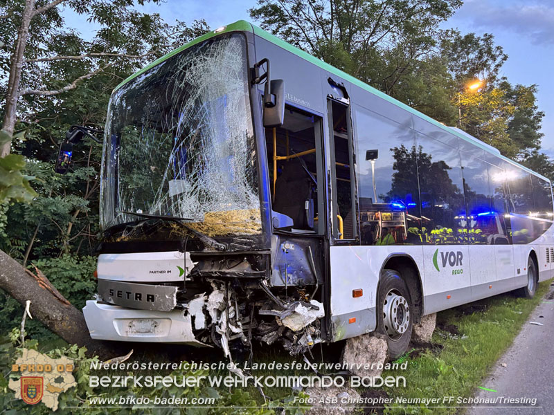 20240605_Personenrettung nach Verkehrsunfall auf der B17 in Günselsdorf - Pkw gegen Omnibus  Foto: ASB Christopher Neumayer FF Schönau/Triesting