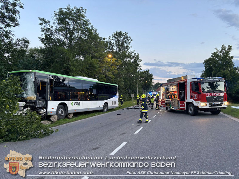 20240605_Personenrettung nach Verkehrsunfall auf der B17 in Günselsdorf - Pkw gegen Omnibus  Foto: ASB Christopher Neumayer FF Schönau/Triesting