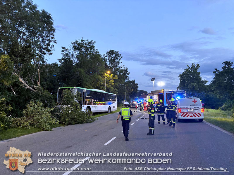 20240605_Personenrettung nach Verkehrsunfall auf der B17 in Günselsdorf - Pkw gegen Omnibus  Foto: ASB Christopher Neumayer FF Schönau/Triesting
